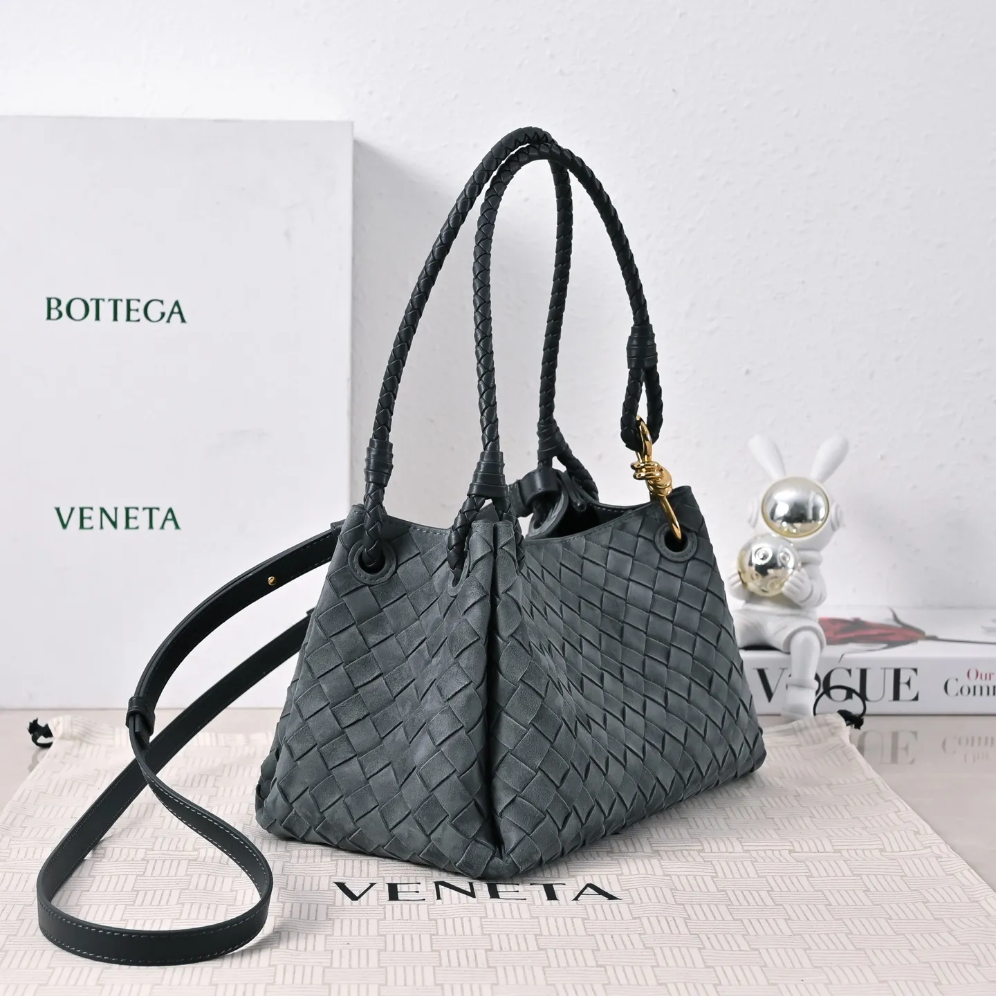 Batch 2060 BOTTEGA VENETA2025 new autumn medium suede parachuta has a unique appearance with the iconic metal knot, and a whole piece of leather folds the four corners into a parachute shape! The exquisite Knot metal buckle is like putting jewelry on a bag. It is high-end and elegant. Its super capacity can hold all your things! The overall effect of this bag is very different from before. It is neither too delicate to provide a large capacity nor too bulky because of its practicality. It simply provides a perfectly suitable bag for casual and simple people👜 Style number: 5921 Size: 29.5*18.5*17.5cm